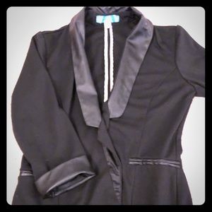 Black quarter sleeved blazer